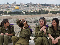 С церемонии в религиозной школе прогнали девушек-военнослужащих за военную форму  