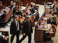 За нарушение порядка спикер Кнессета Юлий Эдельштейн удалил из зала трех депутатов от арабских партий