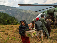 Вертолет доставляет помощь пострадавшим от землетрясения в отдаленном районе Непала (архив)