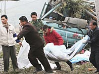 В Китае туристический автобус упал в пропасть, не менее 35 погибших