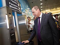 Сильван Шалом на церемонии открытия пунктов биометрического паспортного контроля. Аэропорт Бен-Гурион, 20 мая 2015 года