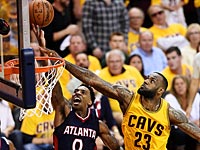 НБА: Джеймс выиграл у Атланты, Блатт в шаге от финала