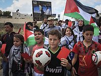 Палестинцы на демонстрации в поддержку исключения Израиля из ФИФА. Наби Салих, 29.05.2015