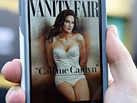 Обложка Vanity Fair на экране мобильного телефона. 1 июня 2015 года