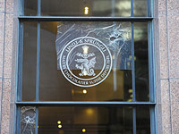 Неизвестные разбили окна в сиднейском кафе Lindt, где полгода назад был совершен теракт