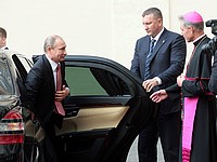 Владимир Путин прибывает на встречу с Папой Римским Франциском. 11 июня 2015 г.