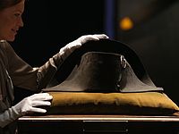 Новые экспонаты Christie's: шляпа Наполеона и картина правнучки Брежнева