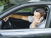 Полиция предлагает конфисковывать мобильные телефоны водителей, пользующихся телефонами за рулем

