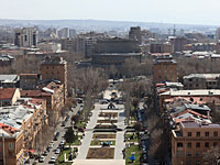 В центре Еревана продолжается массовая акция протеста