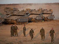 Израильские военнослужащие на границе с Газой во время операции "Нерушимая скала"  
