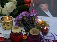Цветы и свечи на месте гибели Бориса Немцова