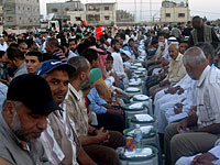 Ифтар в Газе: тысячи постящихся в очереди на солнцепеке