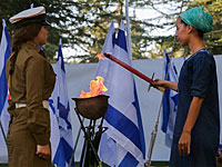 Ади Каплан, вдова капитана Цви (Цвики) Каплан зажигает факел во время церемонии, посвященной памяти израильтян, погибших в ходе операции "Нерушимая скала". Военное кладбище на горе Герцля в Иерусалиме. 6 июля 2015