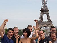В Париже арестовали голую художницу, предлагавшую "общее селфи" на фоне Эйфелевой башни