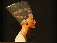 Оригинальный бюст был обнаружен в Тель аль-Амарне в 1912 году и год спустя вывезен в Германию. Он выставлен в Новом музее Берлина. Египетские власти безуспешно добивается его возвращения