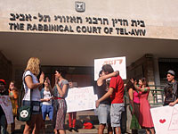 Активисты МЕРЕЦ целуются перед зданием главного раввината в Тель Авиве, требуя разделения церкви и государства и возможности гражданского брака. Ноябрь 02, 2012