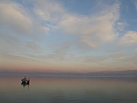 В Мертвом море перевернулась лодка с туристами: судьба двух человек неизвестна
