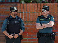 Арестован испанец, торговавший одеждой и аксессуарами с изображением казней ИГ