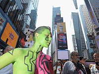 "Национальный день рисования по обнаженному телу" отметили в Нью-Йорке массовой акцией