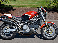 Выдал Конехеро его мотоцикл Ducati Monster, попавший в объектив камер видеонаблюдения