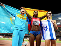 Бронзовый призер Ольга Рыпакова (Казахстан), золотая медалистка Кэтрин Ибарген (Колумбия) и серебряный призер Анна Князева-Миненко (Израиль)