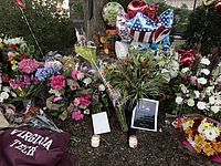Цветы в память о жертвах убийства в прямом эфире