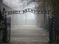 Душ, установленный при входе в Освенцим, шокировал посетителей музея