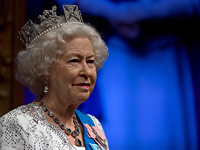 Восковую британскую королеву обновили перед торжественной датой