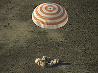 Капсула с экипажем МКС успешно приземлилась в Казахстане