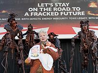 Вивьен Вествуд на одной из акций протеста против добычи сланцевого газа