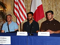 Спенсер Стоун, Энтони Садлер и Алек Скарлатос на пресс-конференции в резиденции посла США в Париже. 23 августа 2015 года   