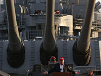 Трамп с борта военного корабля заявил, что его "будут уважать и Путин, и Иран"