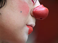 Единственное, что надели на себя участники группы, считающие, что смех лучше всего сближает народы &#8211; красные клоунские носы