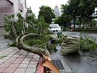 На Тайвань обрушился супертайфун Дуцзюань: сотни пострадавших