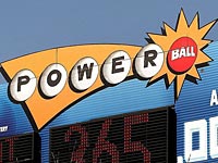 Американец выиграл более $300 миллионов, купив лотерейный билет на бензоколонке