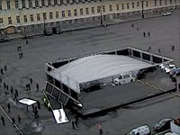 Опубликована видеозапись обрушения зеркального куба на людей в Санкт-Петербурге