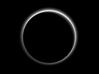 Снимок, переданный в июле 2015 года. Небо над Плутоном еще "серое"