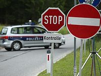 Австрийская полиция: личности 71 погибшего иммигранта все еще не установлены