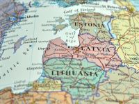Латвия отгораживается от России забором