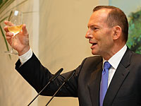 Экс-премьер Австралии заплатит за мраморный стол, разбитый на прощальной вечеринке