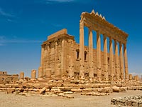 ИГ взрывает людей вместе с древними колоннами Пальмиры  