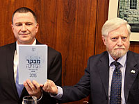 Государственный контролер Йосеф Шапира передает отчет председателю израильского парламента Юлию Эдельштейну