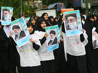 Иранские мусульманки с портретами аятоллы Али Хаменеи