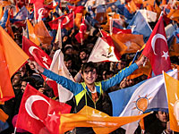 По результатам подсчета 99% бюллетеней, партия AKP получает 49,2% голосов, что позволяет ей занять 316 из 550 мест в парламенте