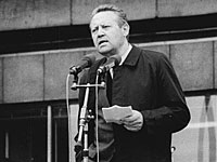 Шабовски выступает с речью на демонстрации на Александерплац 4 ноября 1989 года