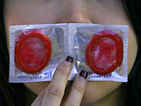 Лозунг "Один кондом &#8211; три оргазма" привел производителя в суд  