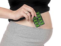 Специалисты рекомендуют принимать на первых этапах беременности ударную дозу фолиевой кислоты