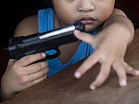Дедушка оставил 5-летнюю внучку в пустыне, вооружив ее пистолетом "от плохих парней"
