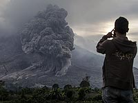 Извержение вулкана вынудило власти Индонезии закрыть аэропорт Бали и отменить почти 700 рейсов 