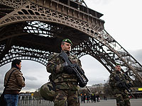 Полиция Парижа эвакуировала людей из района Эйфелевой башни в связи с угрозой теракта